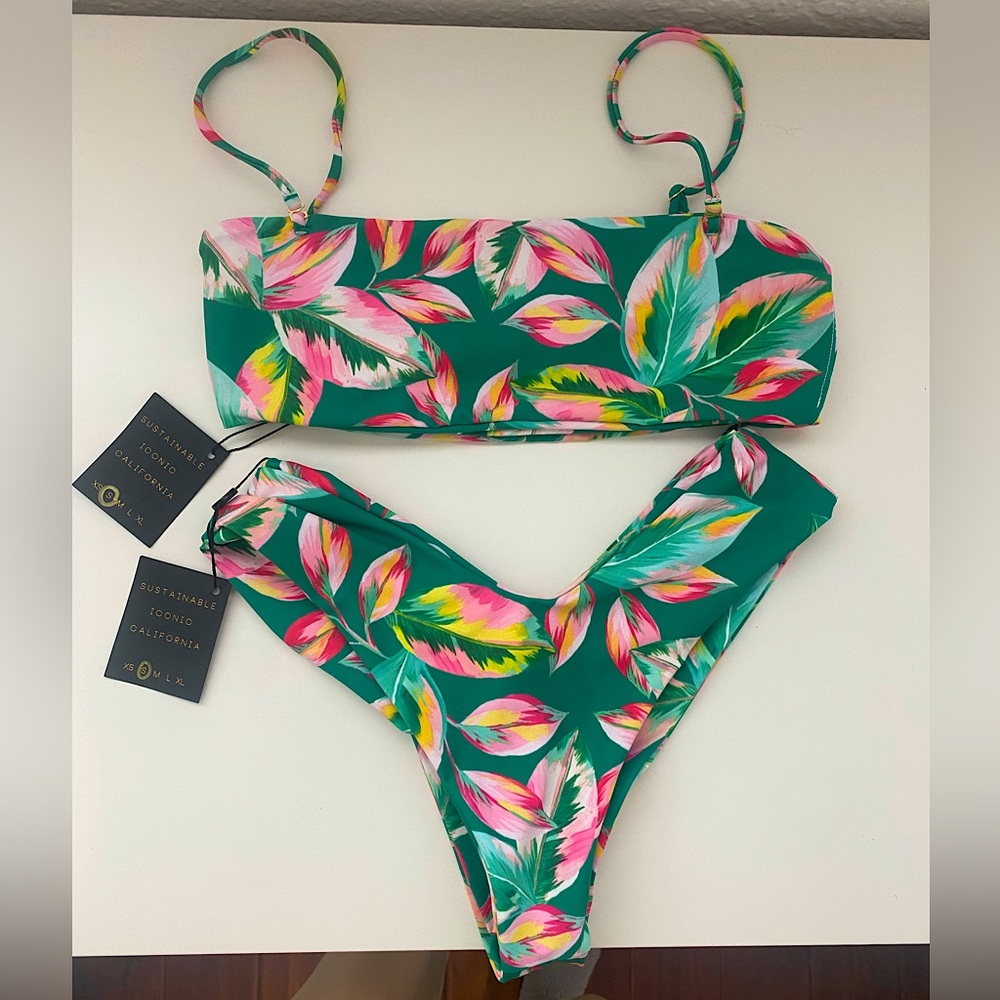 Skatie bikini set in tortuga print. Size small top and bottom.